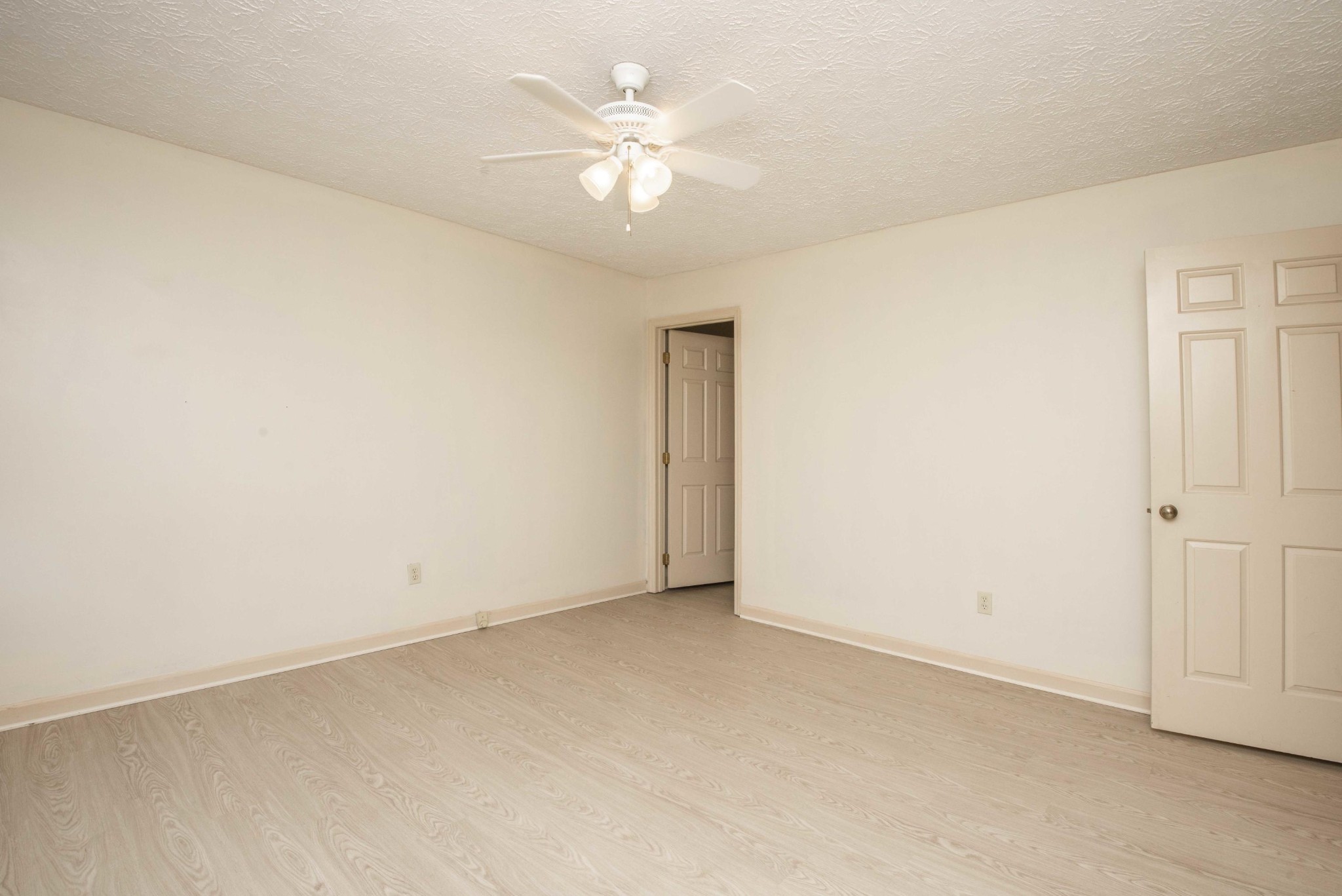 149 High Point Lane Oak Ridge, TN 37830 - Photo 9 of 27 an empty room with a ceiling fan and a window