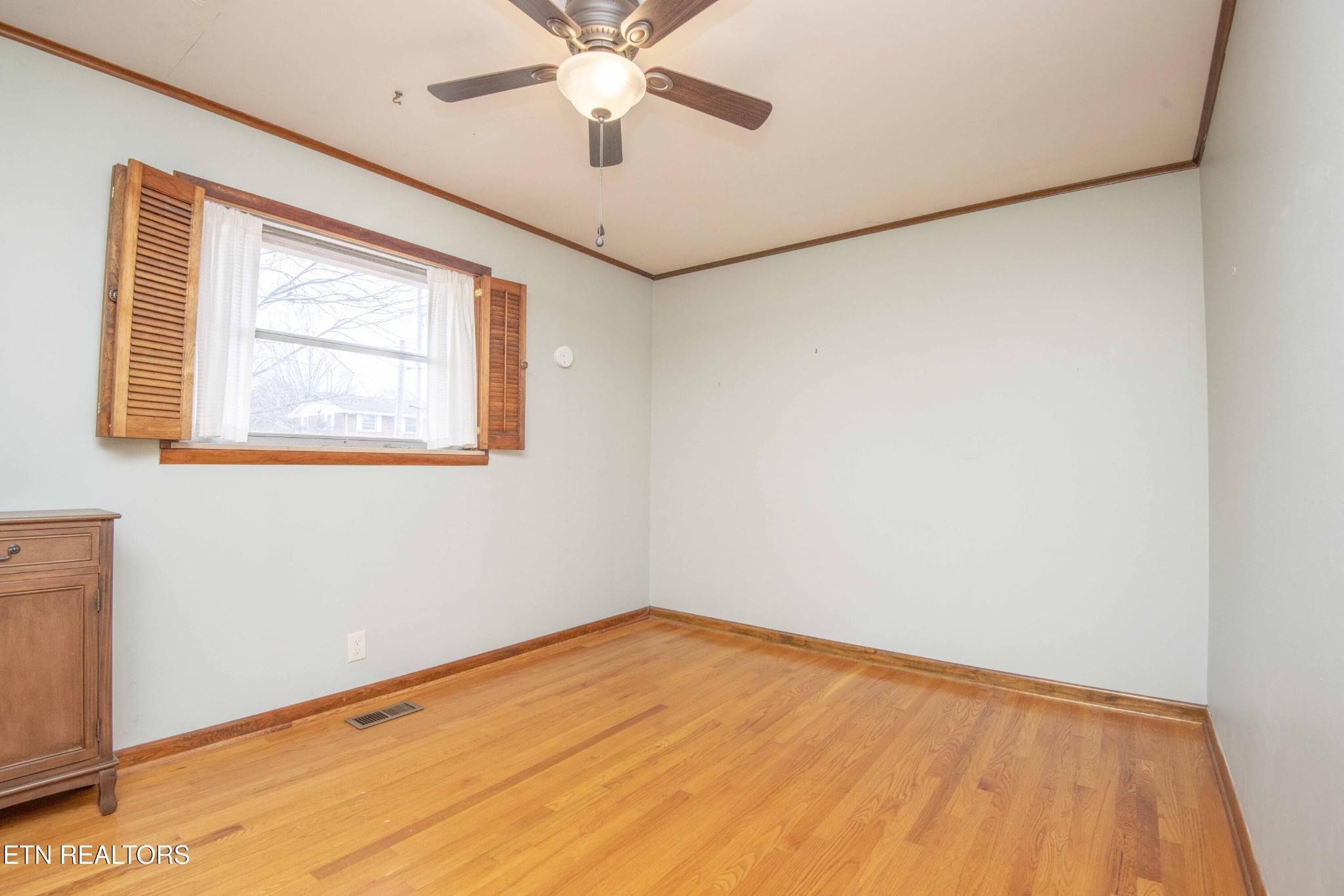 5409 Inwood Road Northwest Knoxville, TN 37921 - Photo 13 of 47 an empty room with a window