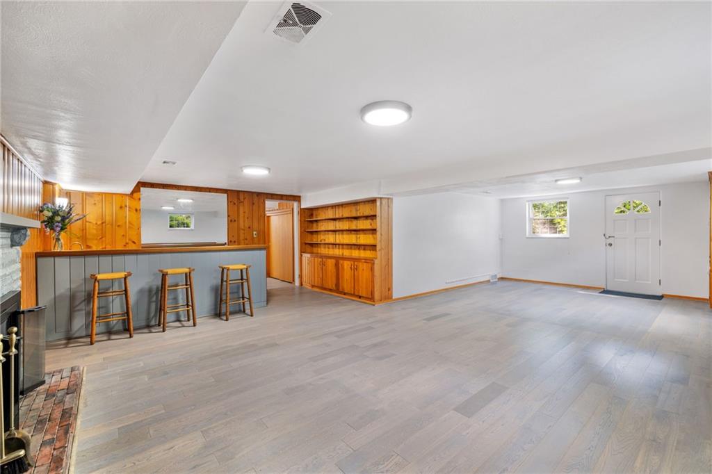 199 Farmington Road Pittsburgh, PA 15215 - Photo 31 of 46 an empty room with windows and closet