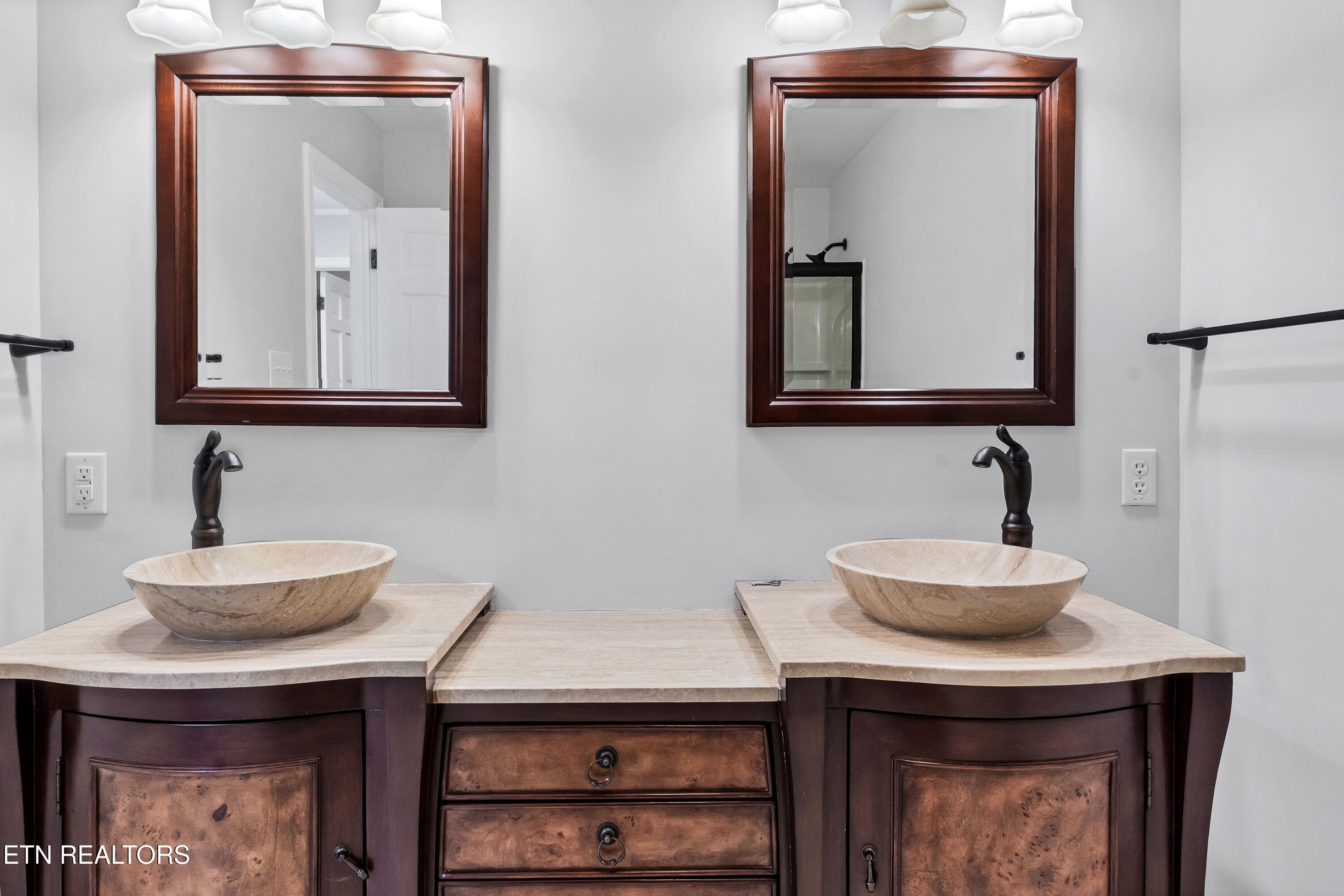 202 Candora Road Maryville, TN 37804 - Photo 29 of 47 Guest Bath Main level