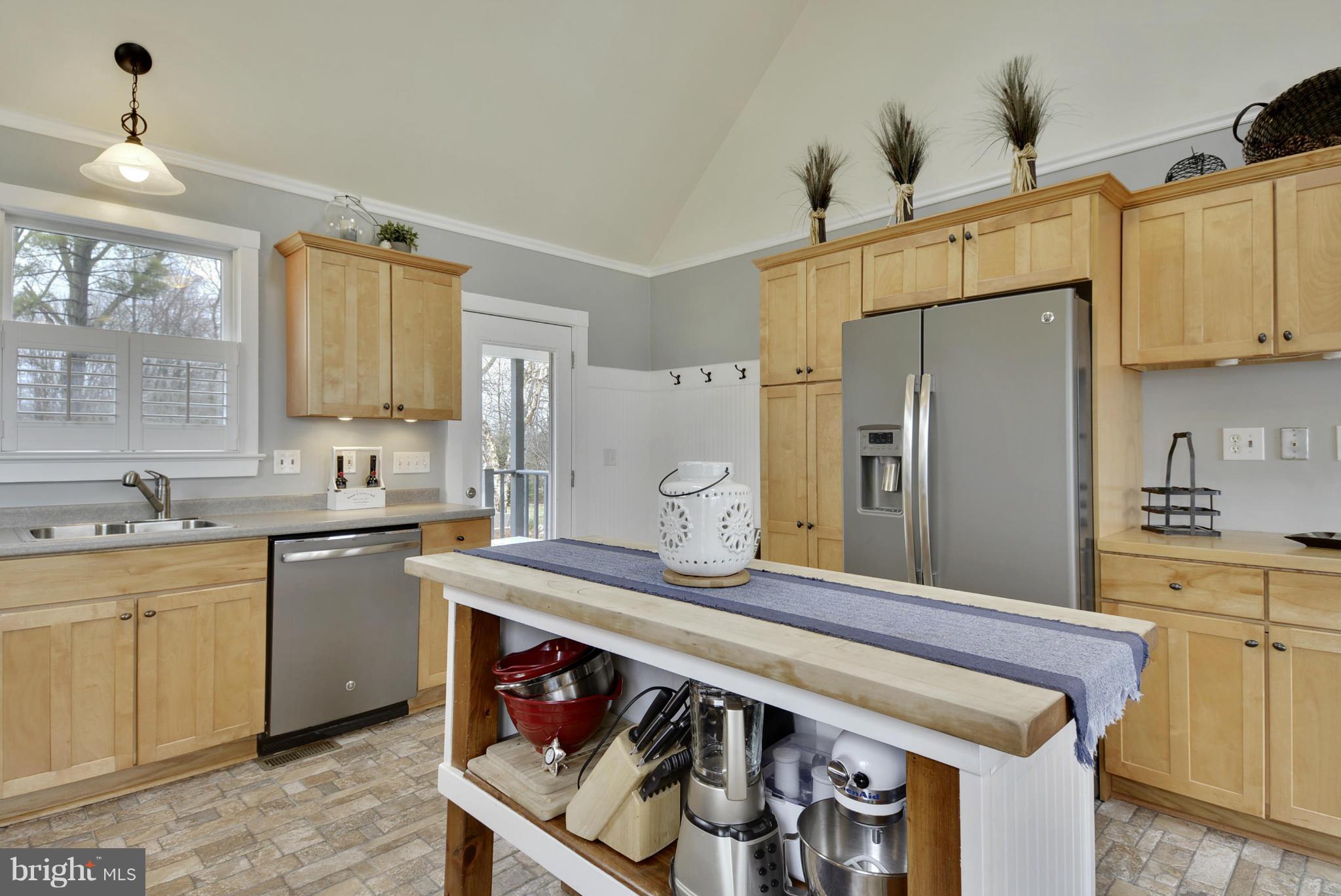23501 Peach Tree Road Clarksburg, MD 20871 - Photo 7 of 30 Gourmet kitchen w/ butcher block center island