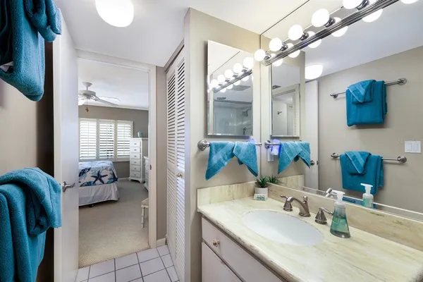 a en suite bathroom with a double vanity sink and a mirror