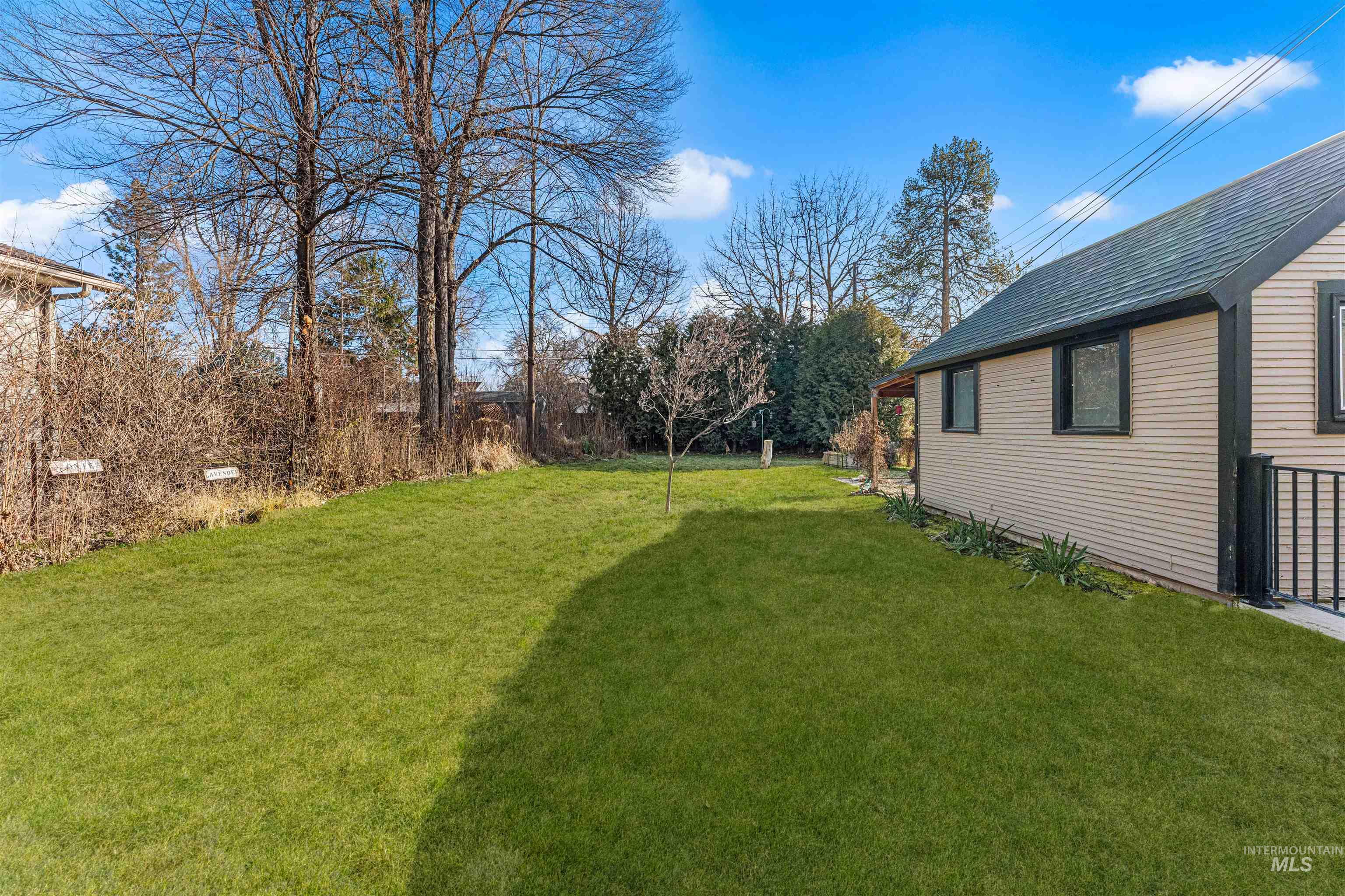 500 North Pacific Street Boise, ID 83706 - Photo 8 of 49 View of green lawn