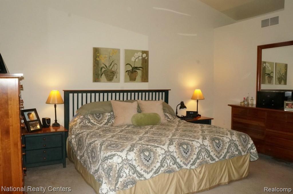 3221 Silverbrook Drive Rochester, MI 48306 - Photo 16 of 28 16-Master Bedroom 2.jpg