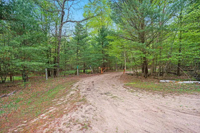 $1,000,000 | 4900 North Railroad Avenue, Pentwater, MI 49449