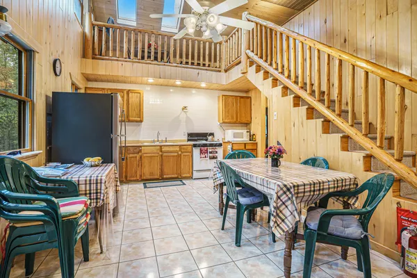 $1,000,000 | 4900 North Railroad Avenue, Pentwater, MI 49449