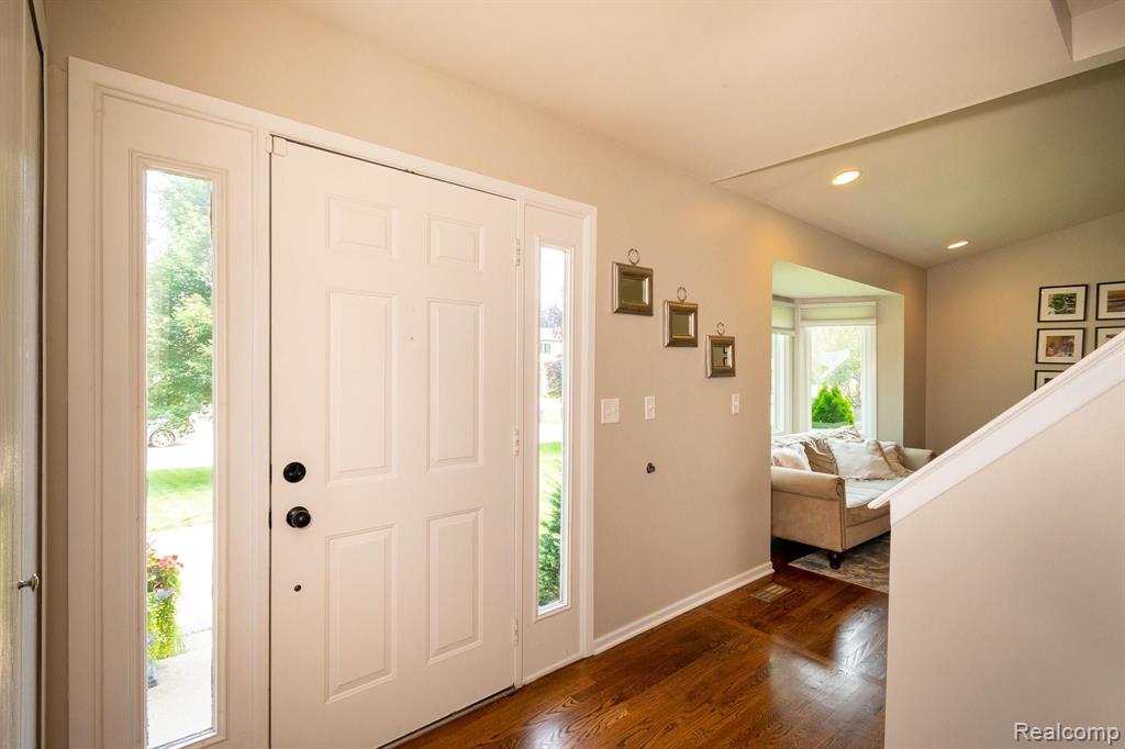 567 Lockport Road Rochester Hills, MI 48307 - Photo 3 of 29