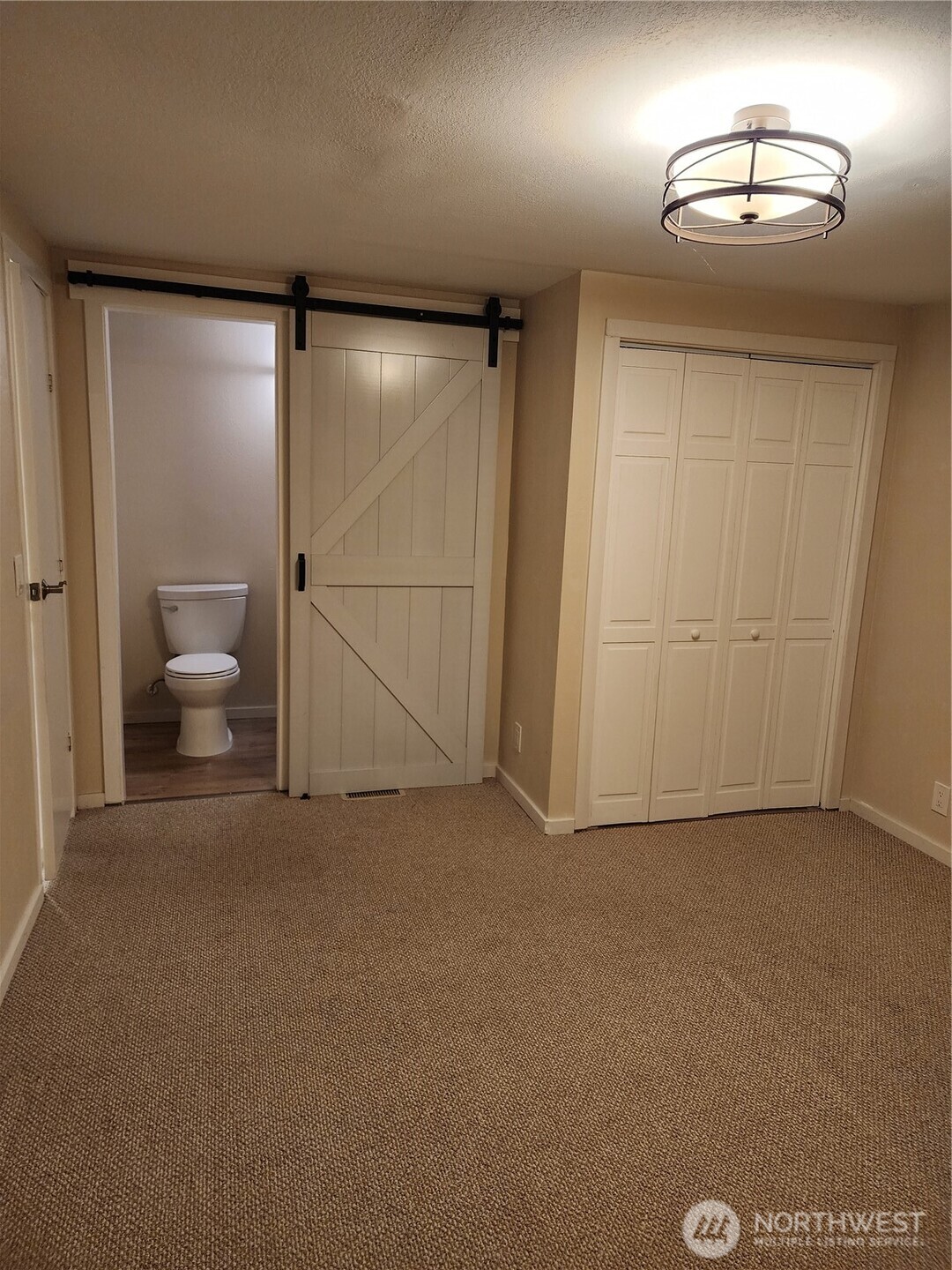 201 Union Avenue Southeast, Unit 43 Renton, WA 98059 - Photo 13 of 34 an empty room with a mirror