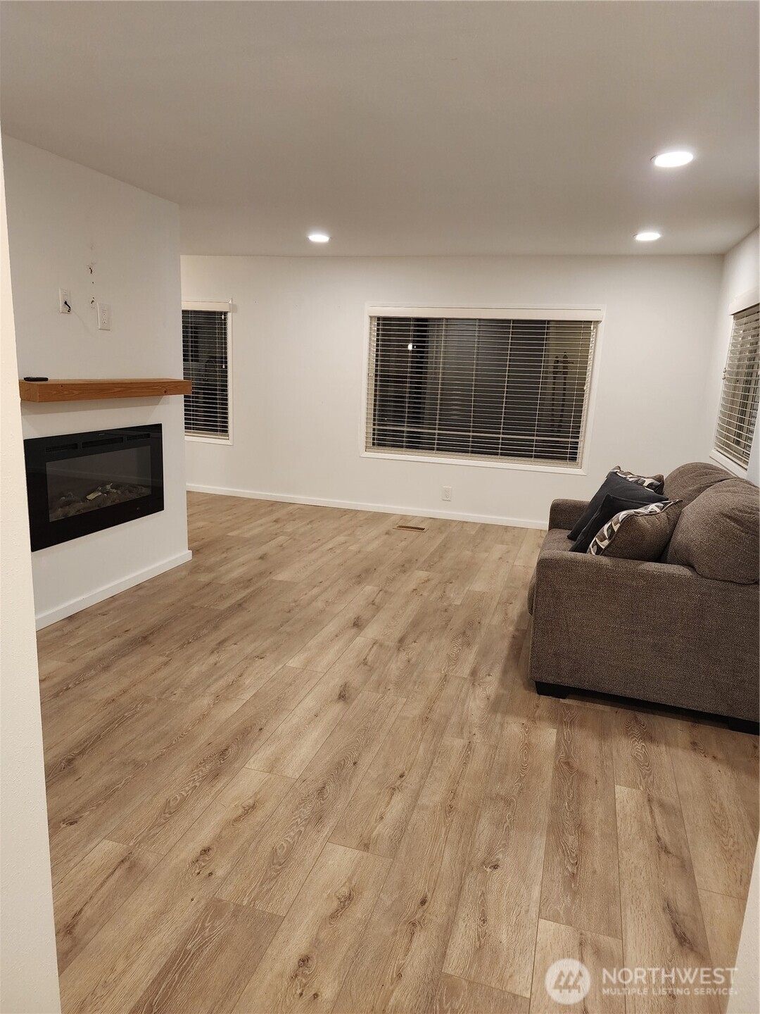201 Union Avenue Southeast, Unit 43 Renton, WA 98059 - Photo 2 of 34 a living room with furniture and a fireplace