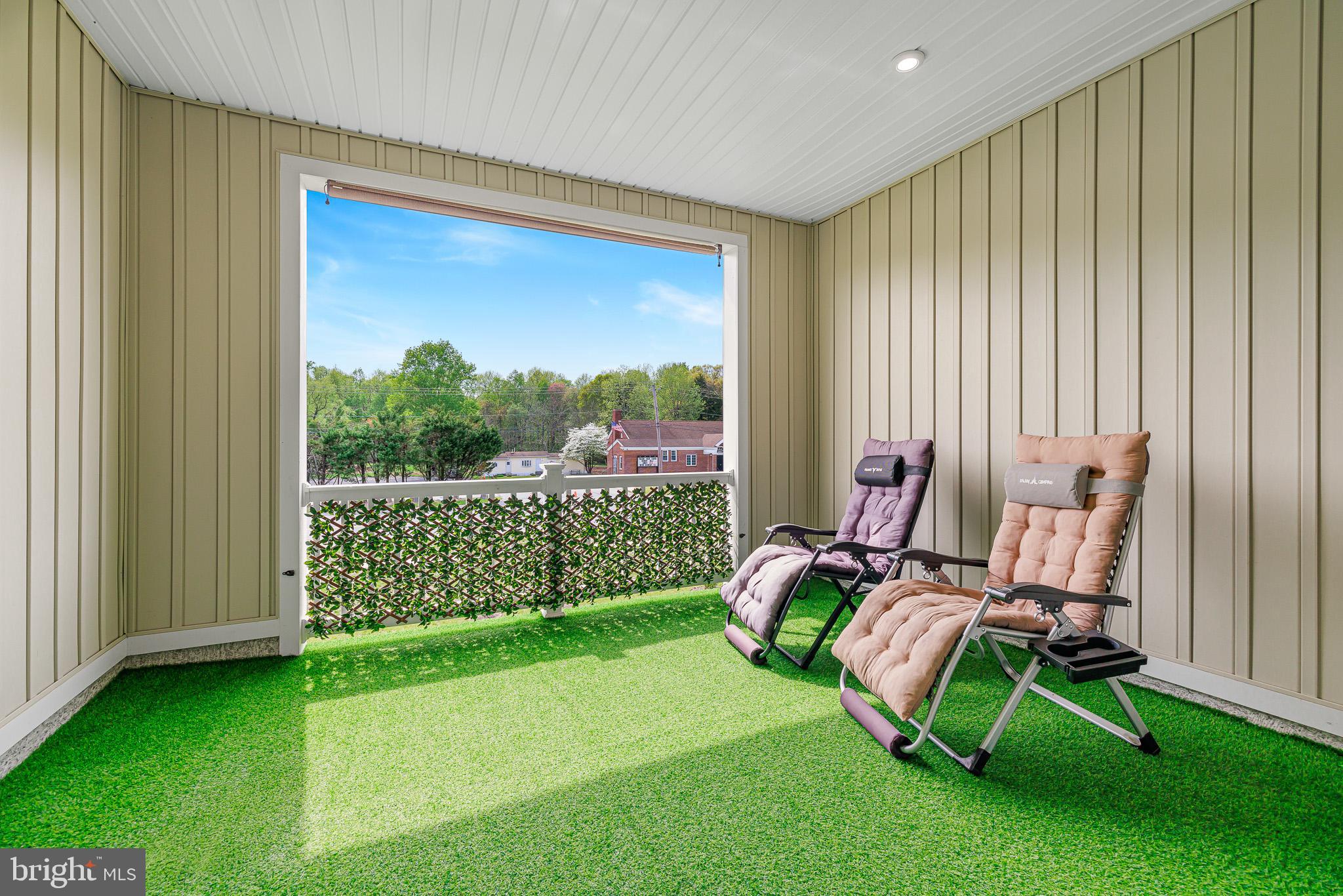 109 Torrey Drive Newark, DE 19702 - Photo 21 of 49 a view of a room with chairs and a gate