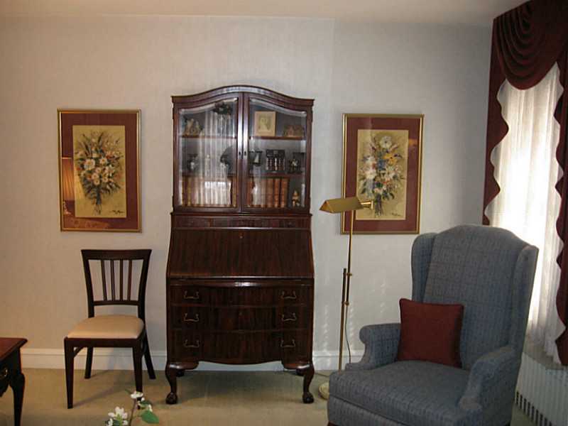 58 Briarcliffe Road Cranston, RI 02910 - Photo 10 of 25 Living Room.