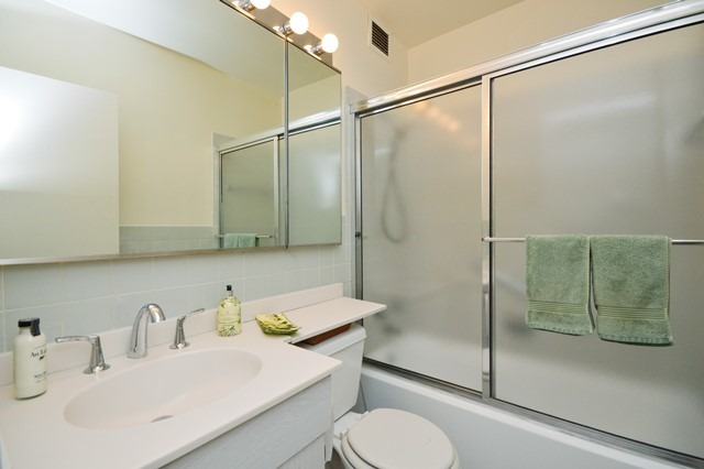 1616 Sheridan Road, Unit 4H Wilmette, IL 60091 - Photo 11 of 16 a bathroom with a sink toilet and shower
