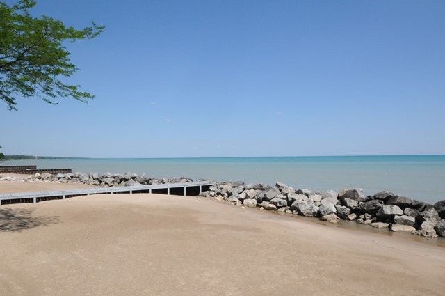 1616 Sheridan Road, Unit 4H Wilmette, IL 60091 - Photo 14 of 16 an ocean view with beach