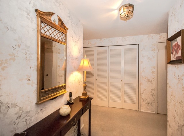 1616 Sheridan Road, Unit 4H Wilmette, IL 60091 - Photo 3 of 16 a bathroom with a sink and a mirror