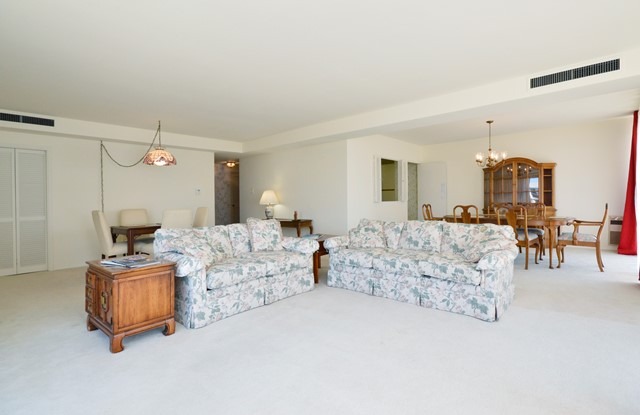 1616 Sheridan Road, Unit 4H Wilmette, IL 60091 - Photo 4 of 16 a living room with furniture and a flat screen tv