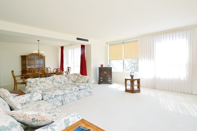 1616 Sheridan Road, Unit 4H Wilmette, IL 60091 - Photo 5 of 16 a living room with furniture and a flat screen tv