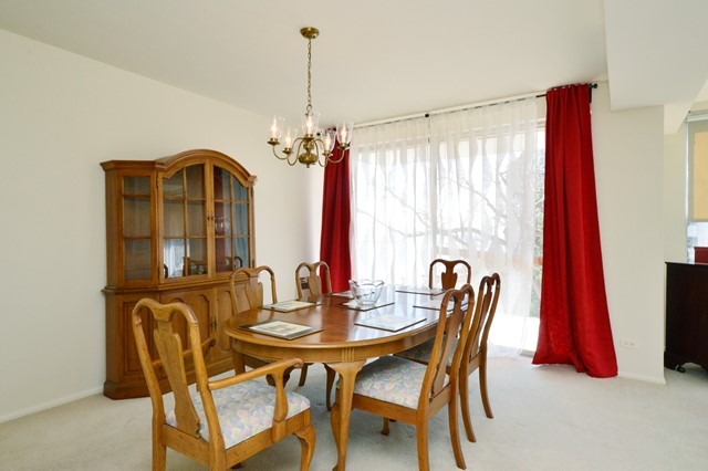 1616 Sheridan Road, Unit 4H Wilmette, IL 60091 - Photo 6 of 16 a dining room with furniture and window