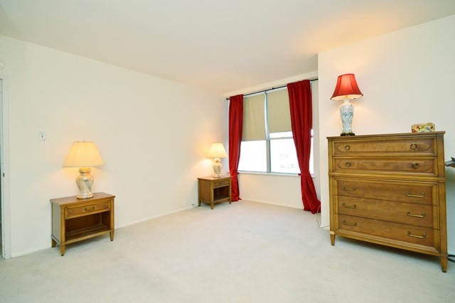 1616 Sheridan Road, Unit 4H Wilmette, IL 60091 - Photo 9 of 16 a bedroom with a bed and a window