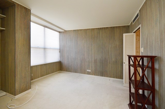 1616 Sheridan Road, Unit 4H Wilmette, IL 60091 - Photo 10 of 16 a view of an empty room with a window