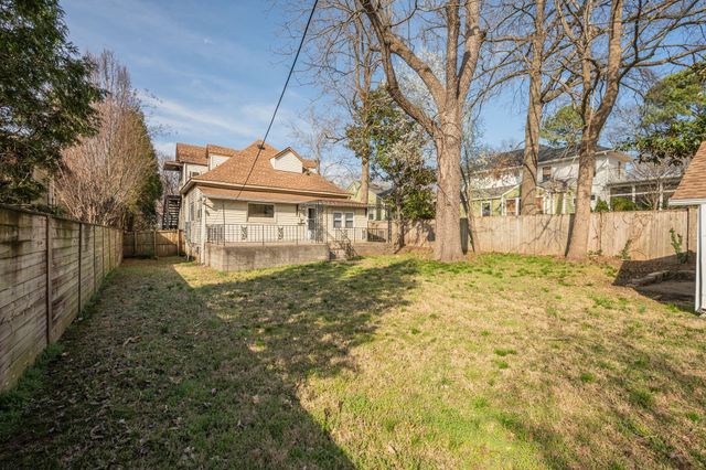 a view of a yard with a house