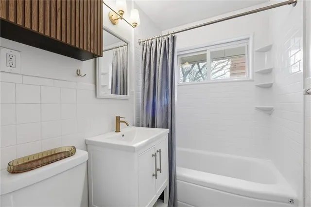 $389,000 | 7705 Colonial Drive, Prairie Village, KS 66208