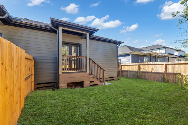 a view of a house with backyard
