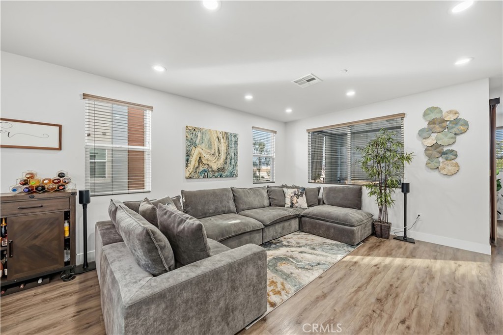 7950 Telegraph Road Downey, CA 90240 - Photo 4 of 36 Living Room