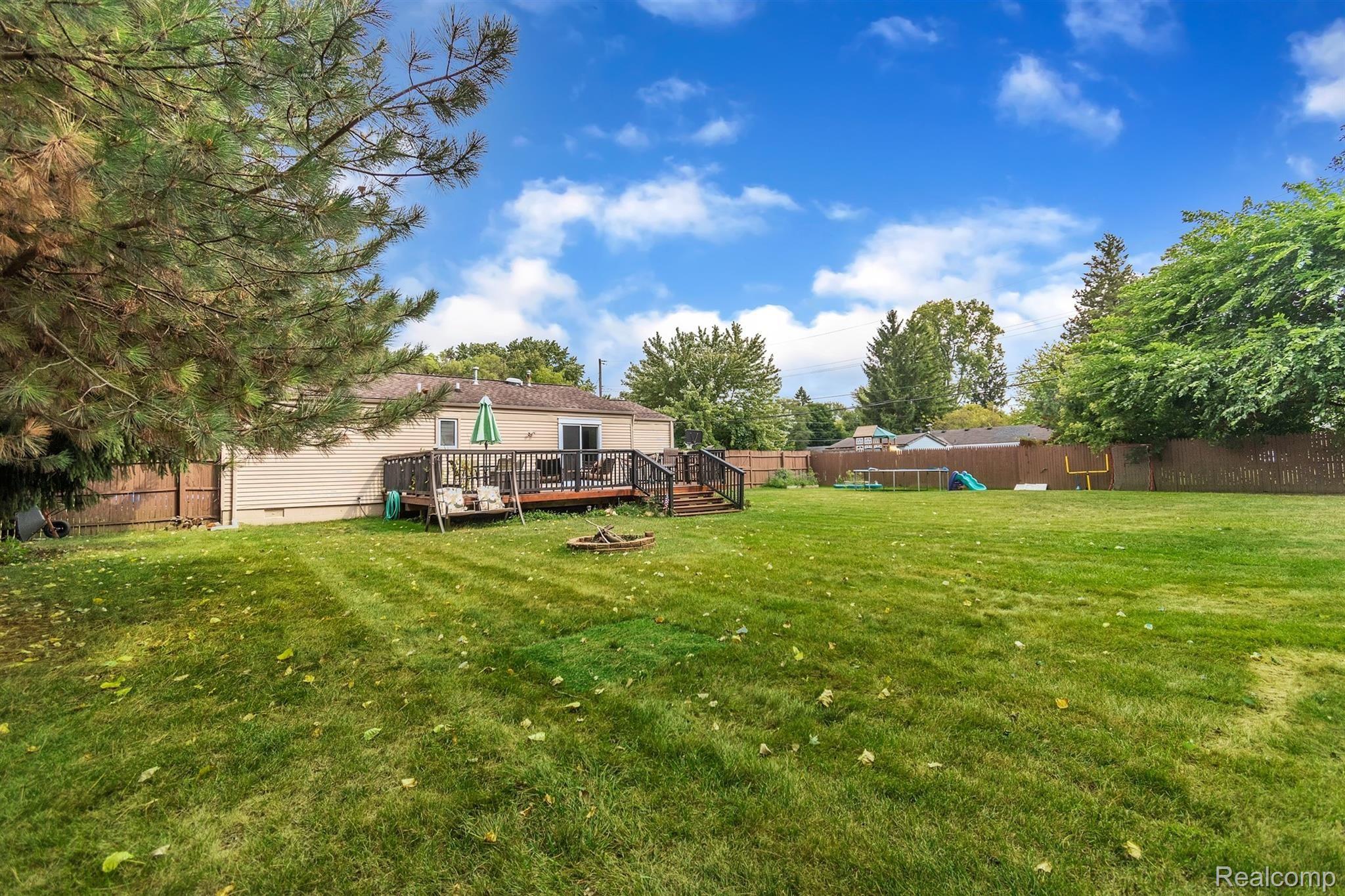 1852 Henbert Road West Bloomfield, MI 48324 - Photo 28 of 34 34-1852 Henbert Rd-WindowStill-Real.jpg