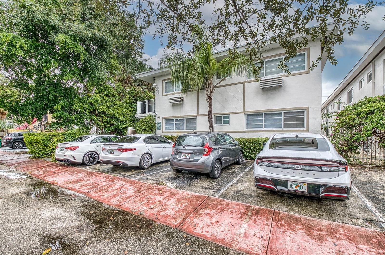 6921 Rue Vendome, Unit 1 Miami Beach, FL 33141 - Photo 18 of 27 a view of a patio in back of house