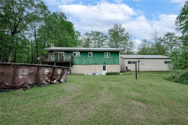 a view of a house with backyard and garden