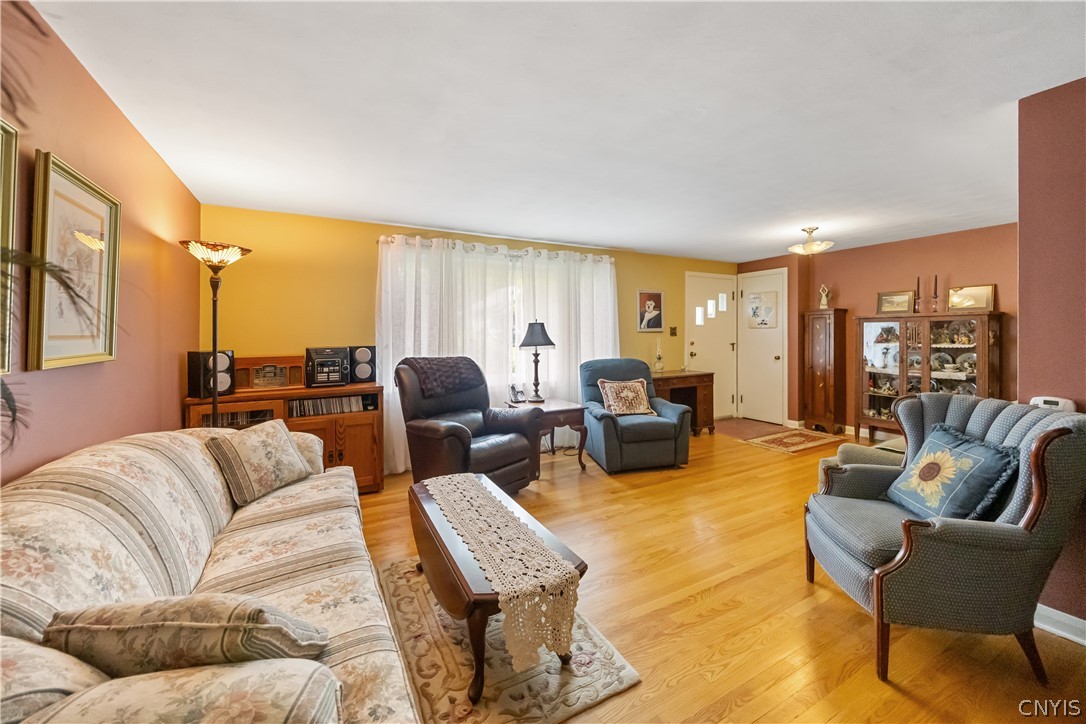 208 Harding Place Syracuse, NY 13205 - Photo 5 of 30