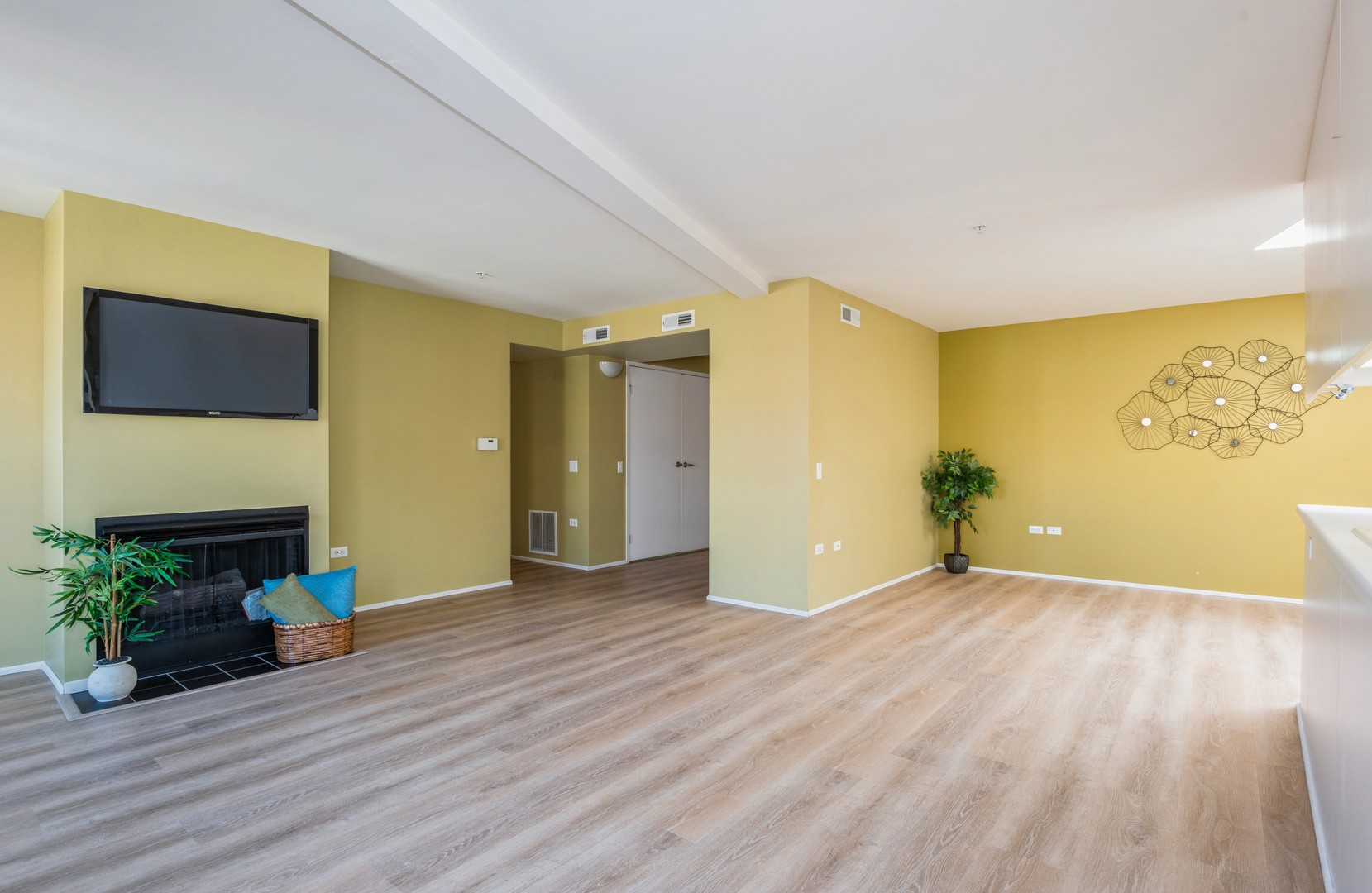 1625 Glenview Road, Unit 312 Glenview, IL 60025 - Photo 2 of 13 Gallery Image 2