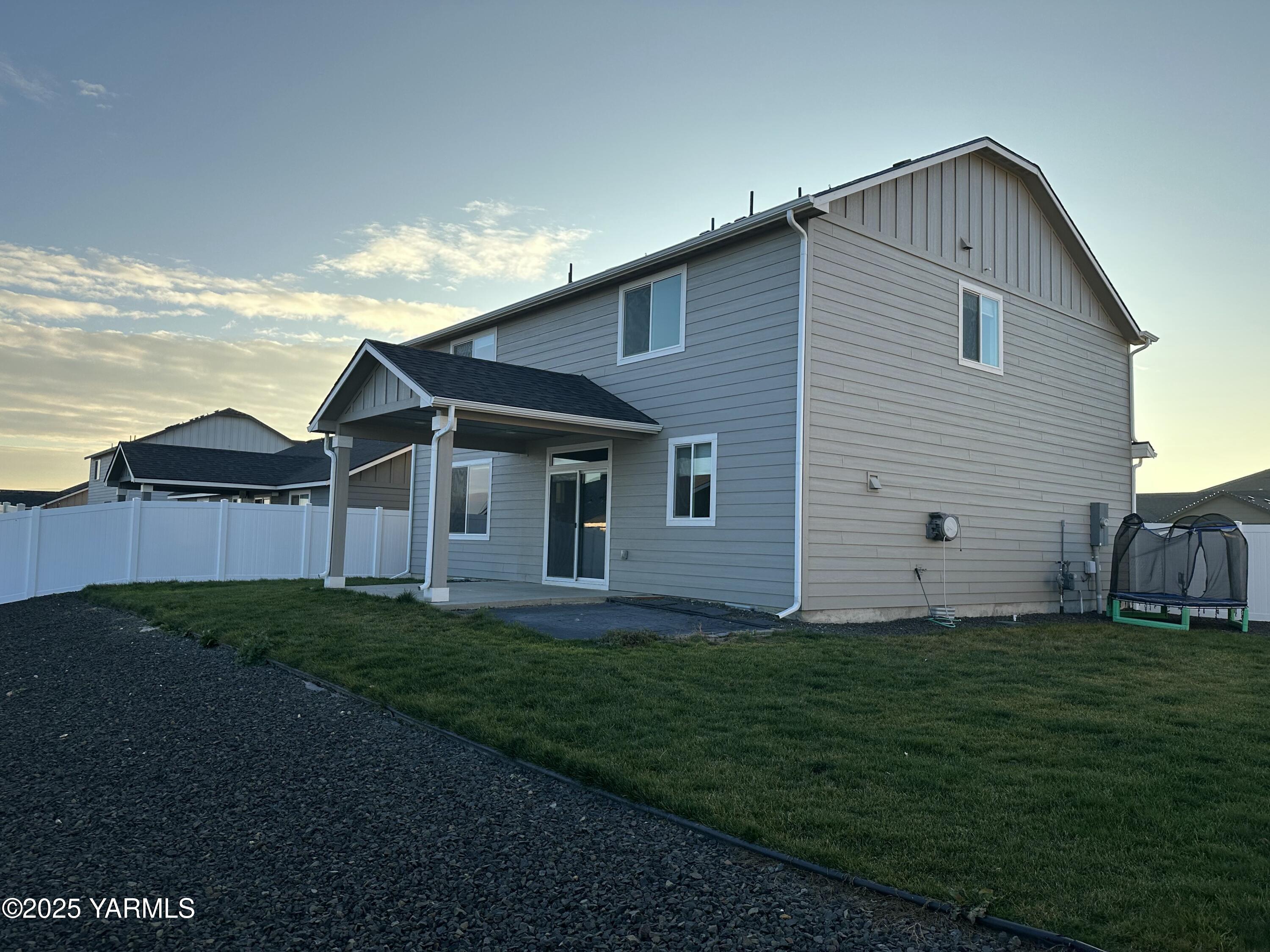 519 LaCoursiere Street Moxee, WA 98936 - Photo 12 of 28 a front view of a house with garden