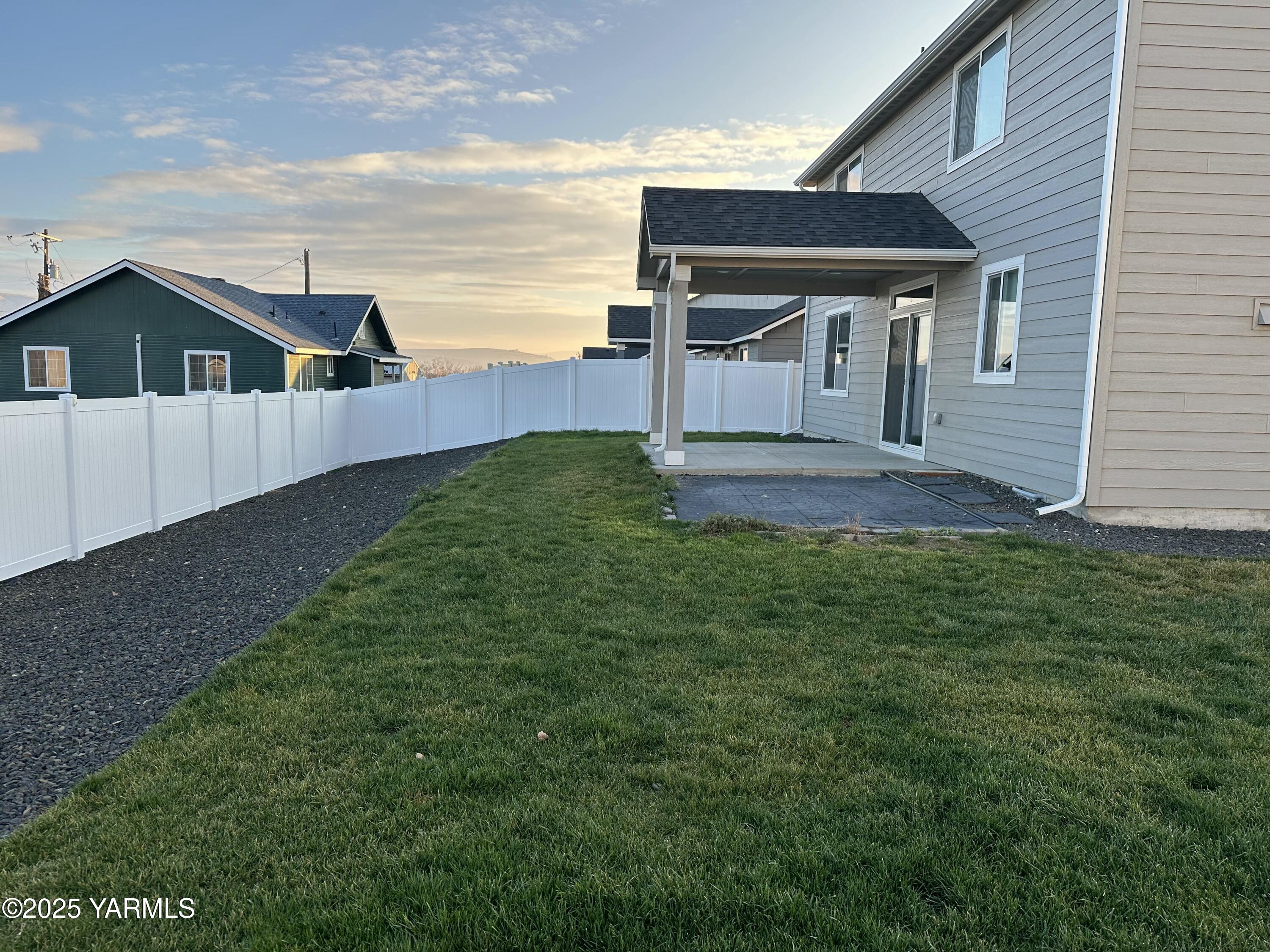 519 LaCoursiere Street Moxee, WA 98936 - Photo 13 of 28 a house with green field in front of it