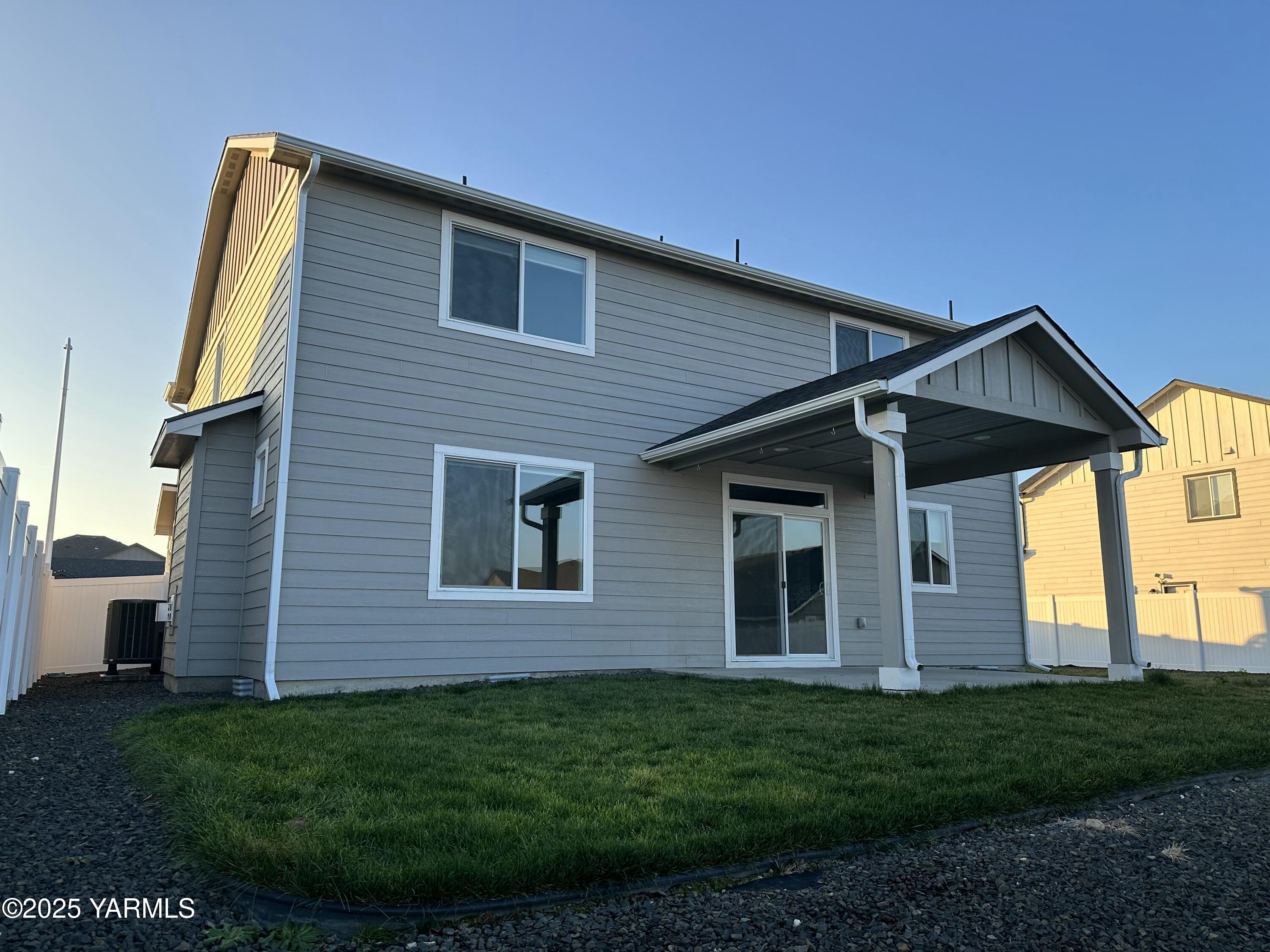 519 LaCoursiere Street Moxee, WA 98936 - Photo 14 of 28 a front view of a house with a yard