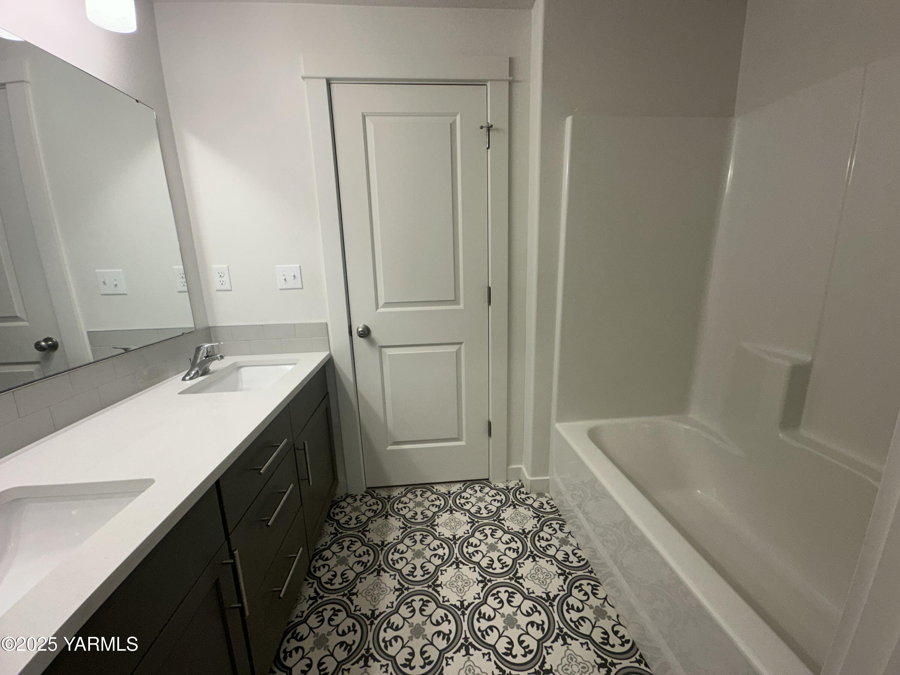 519 LaCoursiere Street Moxee, WA 98936 - Photo 22 of 28 a bathroom with a sink and a bathtub