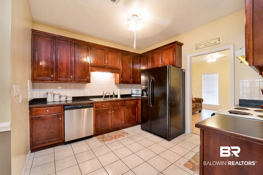 121 Geneva Drive Daphne, AL 36526 - Photo 7 of 26 Kitchen