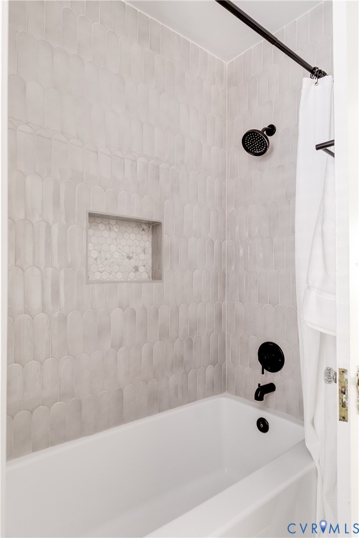 4617 Sylvan Road Richmond, VA 23225 - Photo 19 of 33 a bathroom with a bathtub