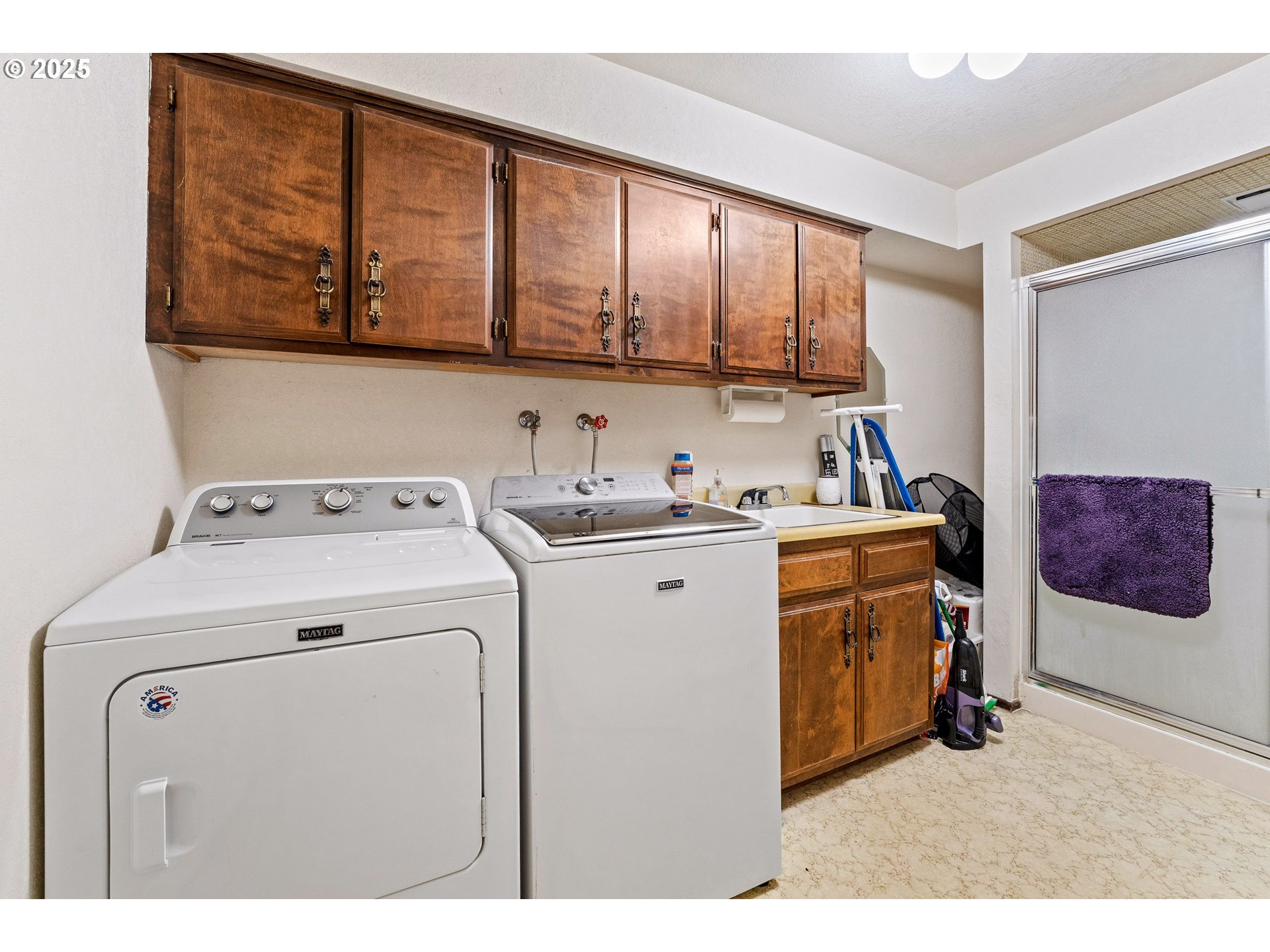 109 Hickory Drive Rogue River, OR 97537 - Photo 12 of 28 a utility room with dryer and washer
