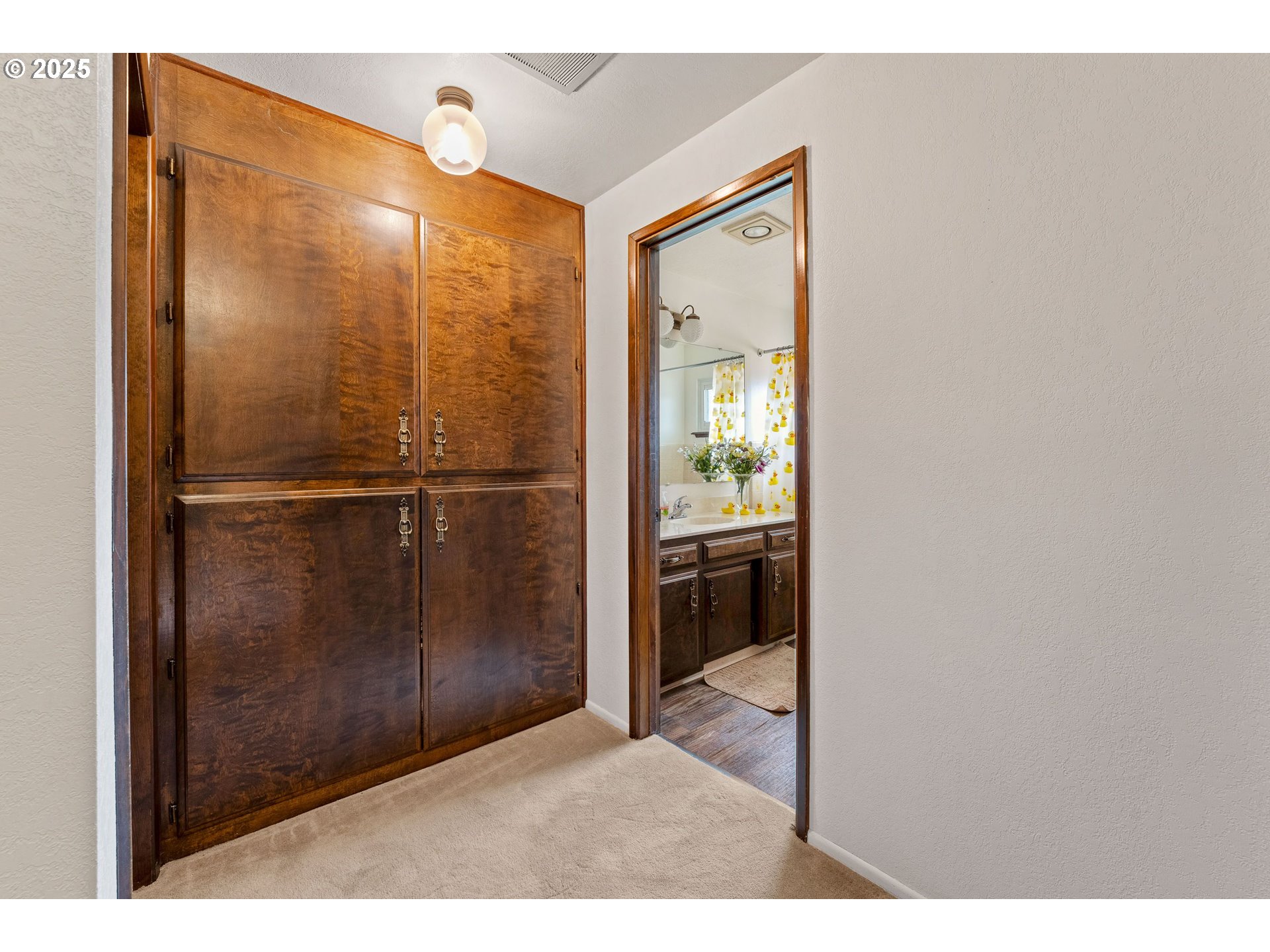 109 Hickory Drive Rogue River, OR 97537 - Photo 16 of 28 a picture of a bathroom