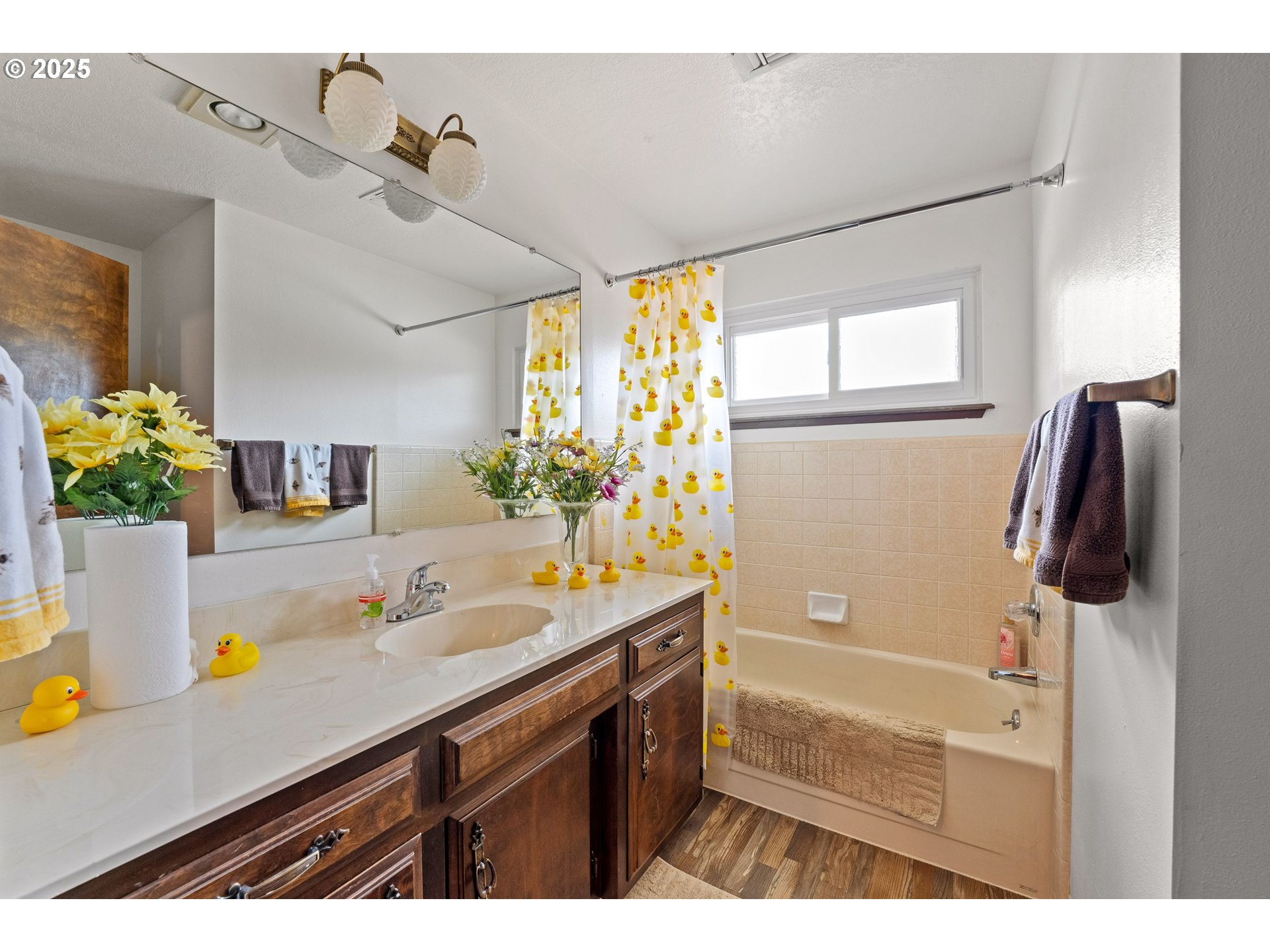 109 Hickory Drive Rogue River, OR 97537 - Photo 19 of 28 a bathroom with a tub sink and mirror