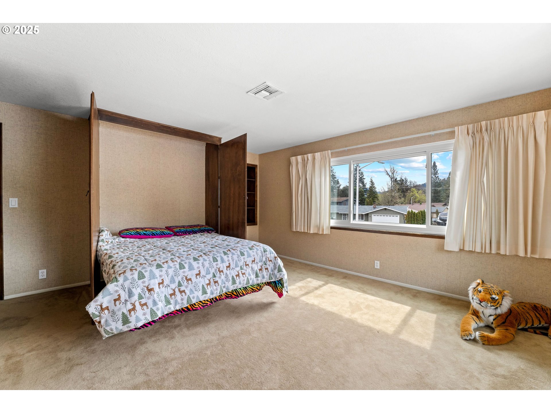 109 Hickory Drive Rogue River, OR 97537 - Photo 20 of 28 a bedroom with a bed and a window