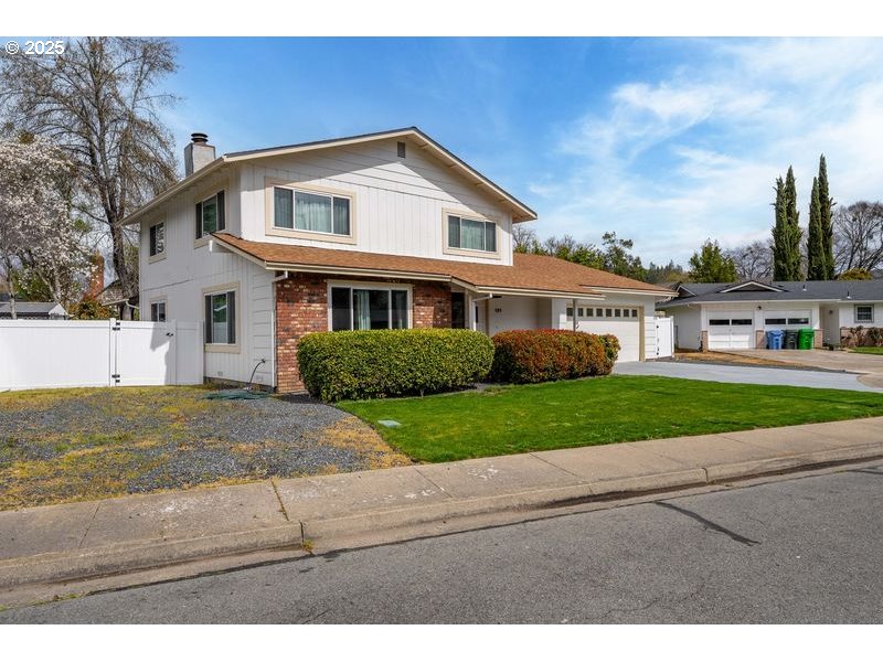 109 Hickory Drive Rogue River, OR 97537 - Photo 2 of 28 a front view of a house with a yard and garage