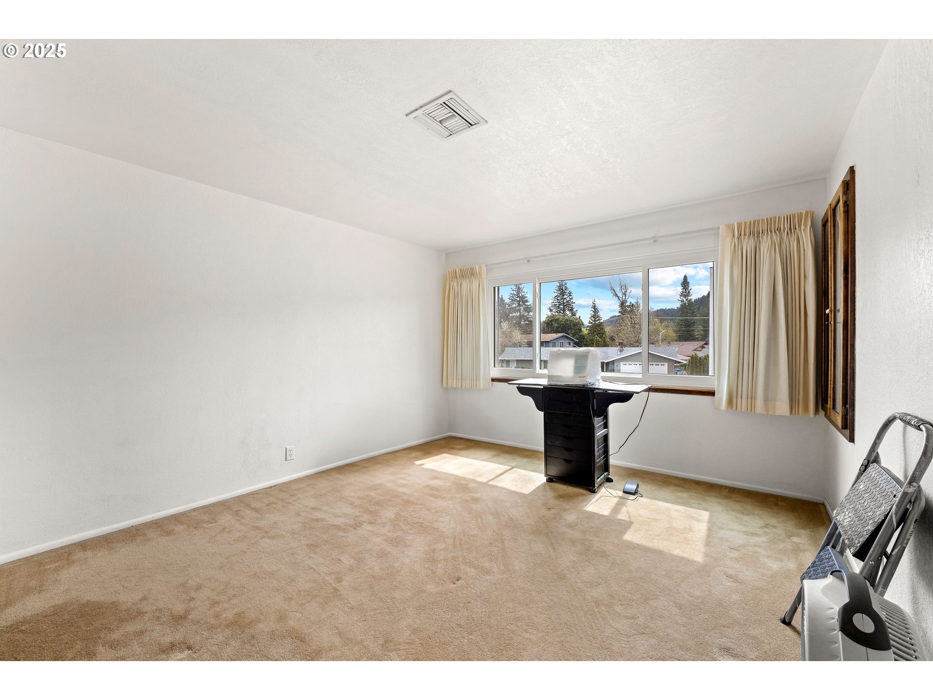 109 Hickory Drive Rogue River, OR 97537 - Photo 21 of 28 a kitchen with a sink and a window