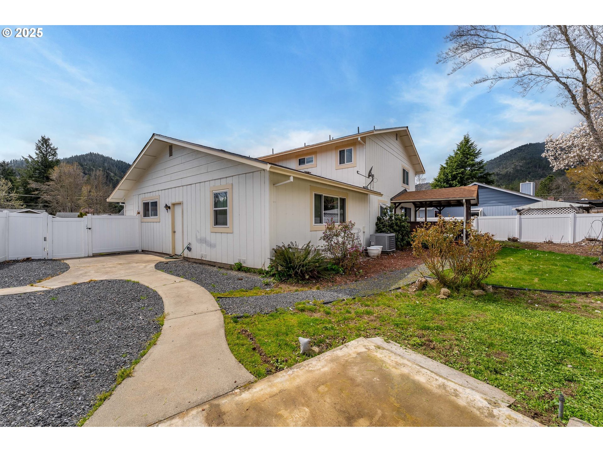 109 Hickory Drive Rogue River, OR 97537 - Photo 24 of 28 a house view with a garden space