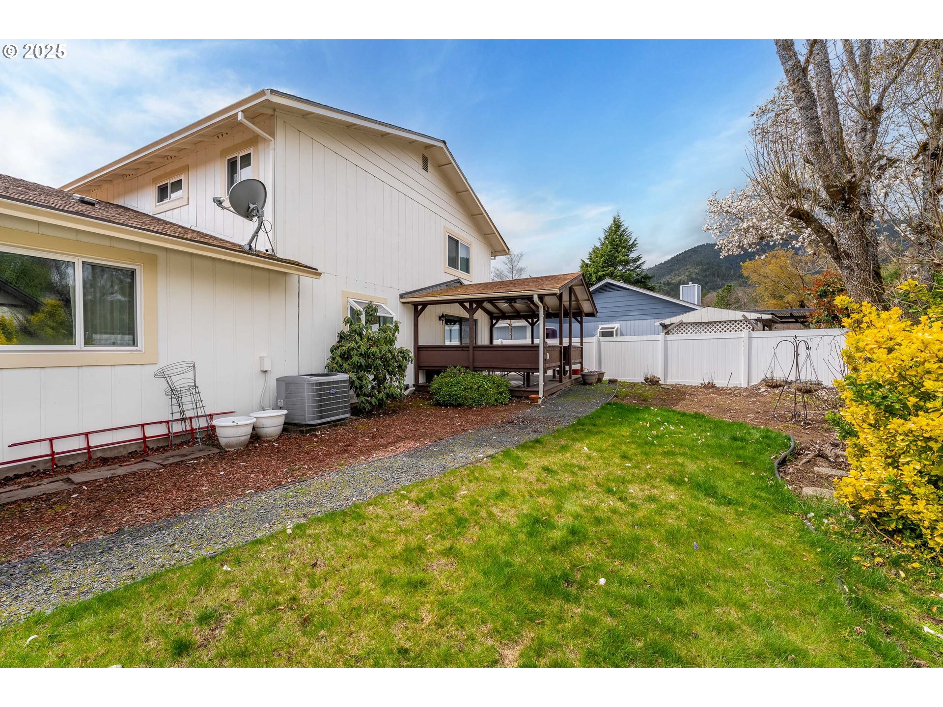 109 Hickory Drive Rogue River, OR 97537 - Photo 26 of 28 a front view of a house with garden