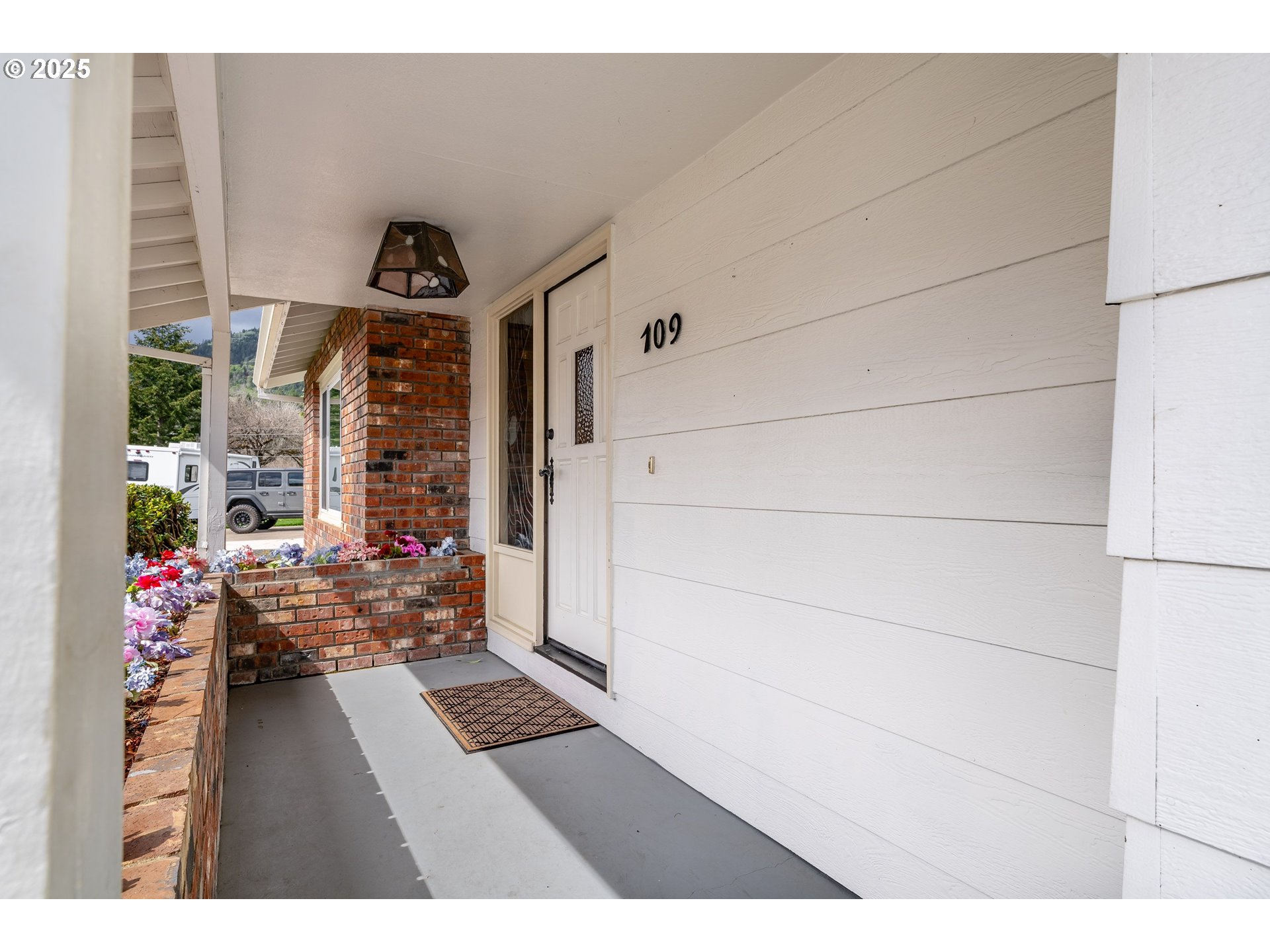 109 Hickory Drive Rogue River, OR 97537 - Photo 3 of 28 a view of entryway with wooden floor