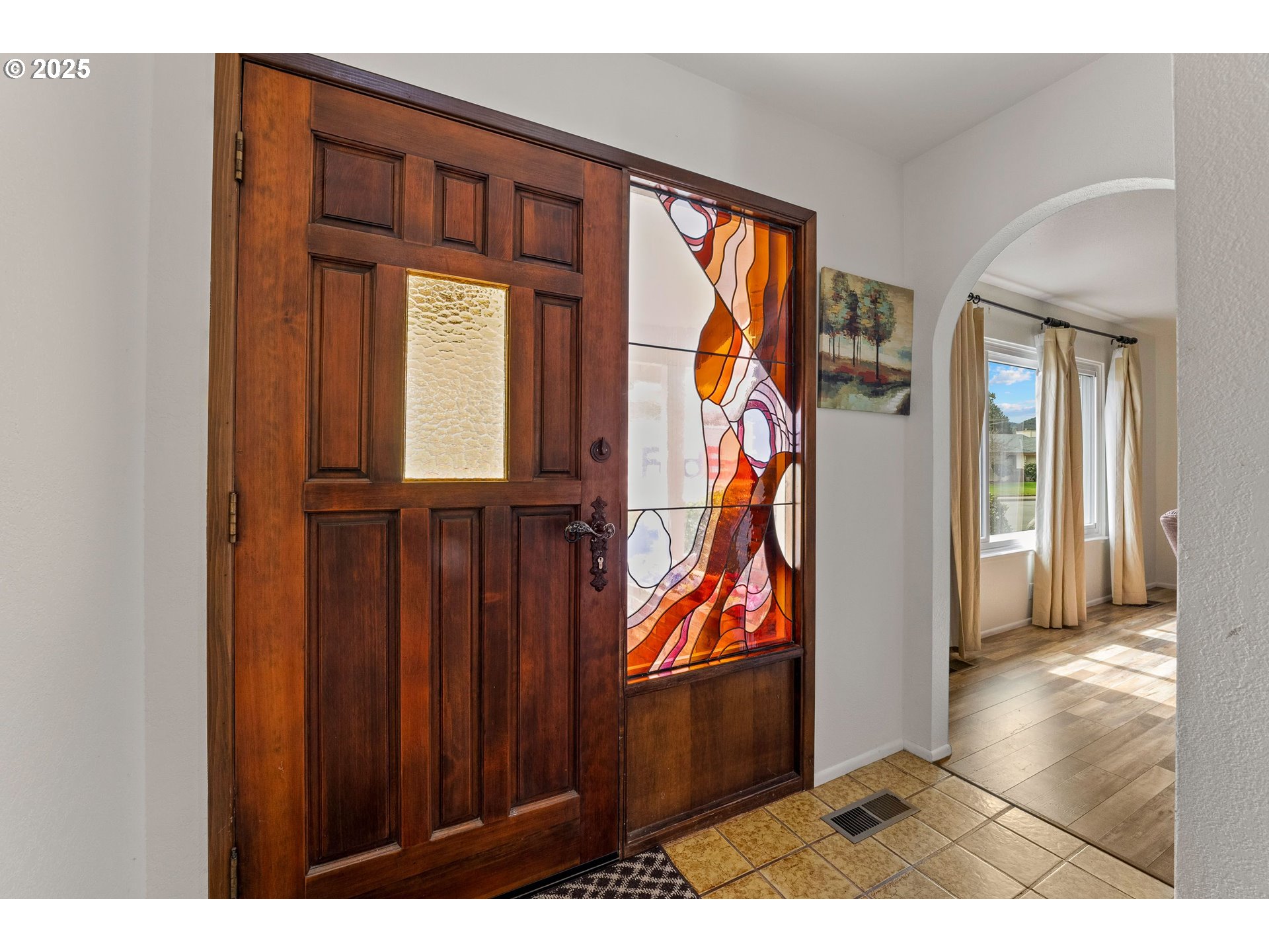 109 Hickory Drive Rogue River, OR 97537 - Photo 4 of 28 a view of an entryway