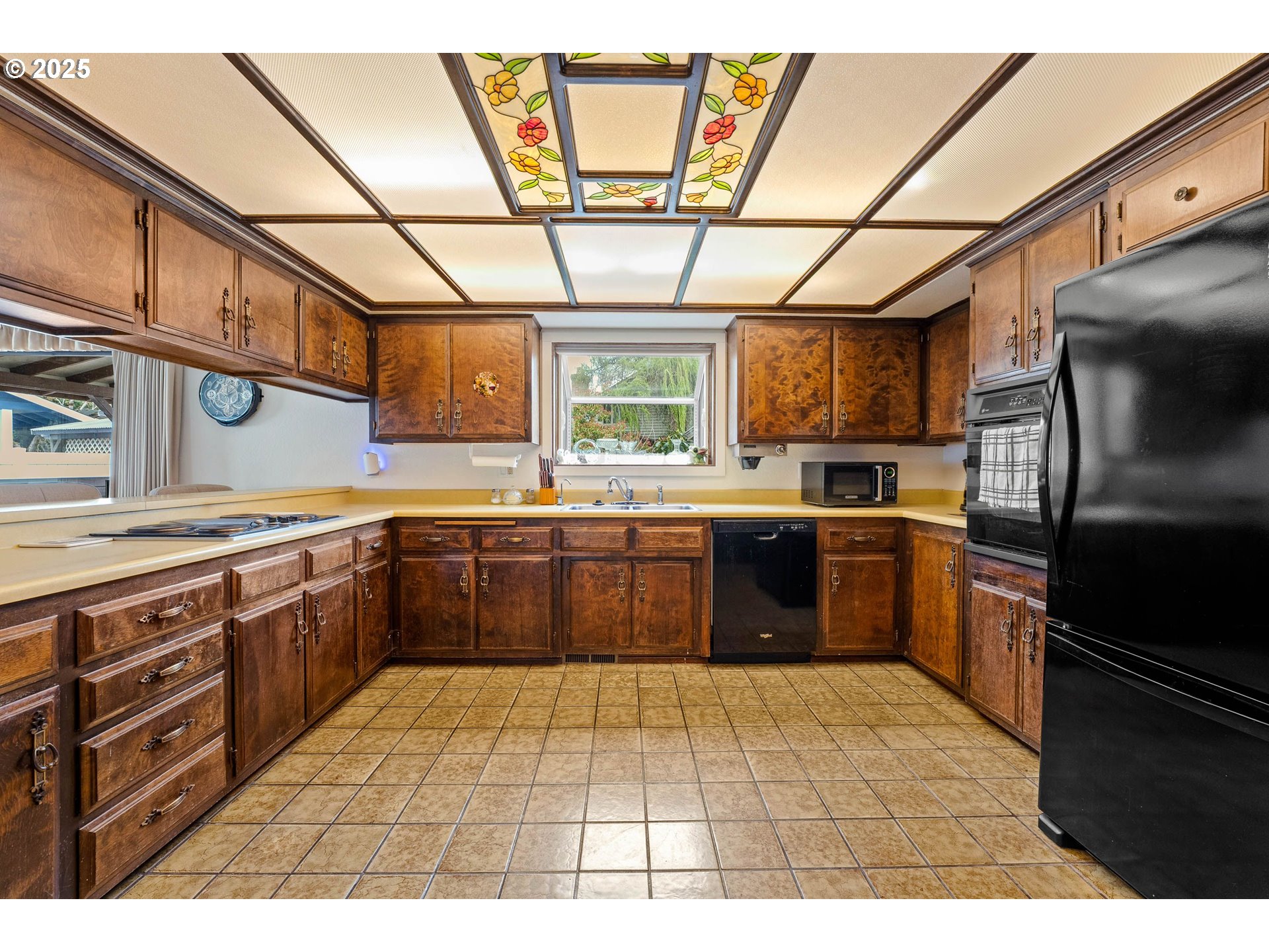 109 Hickory Drive Rogue River, OR 97537 - Photo 9 of 28 a large kitchen with stainless steel appliances granite countertop a stove a sink dishwasher and refrigerator