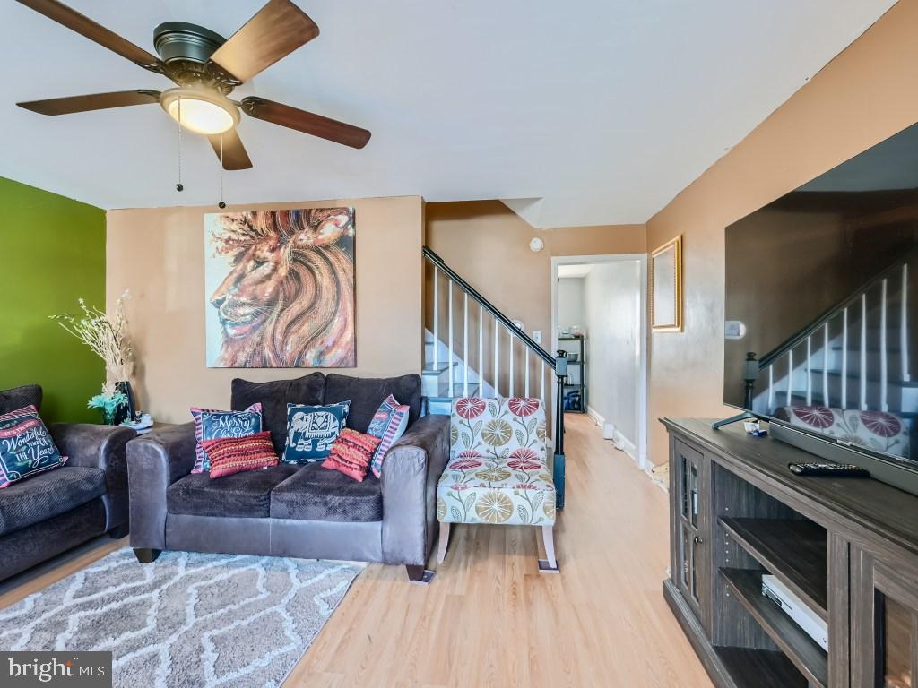 749 South Woodington Road Baltimore, MD 21229 - Photo 7 of 25 Living Room